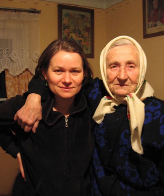 młoda kobieta ze starszą kobietą w chustce