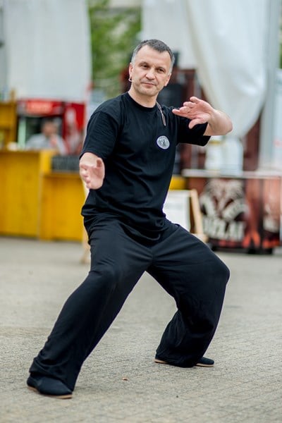 mężczyzna ćwiczy Tai Chi