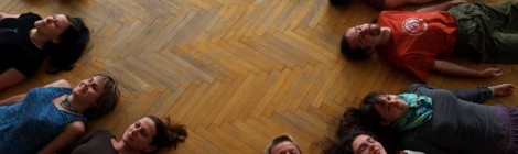 ludzie leżący w kręgu