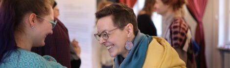 dwie osoby uśmiechają się do siebie