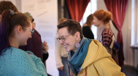 dwie osoby uśmiechają się do siebie