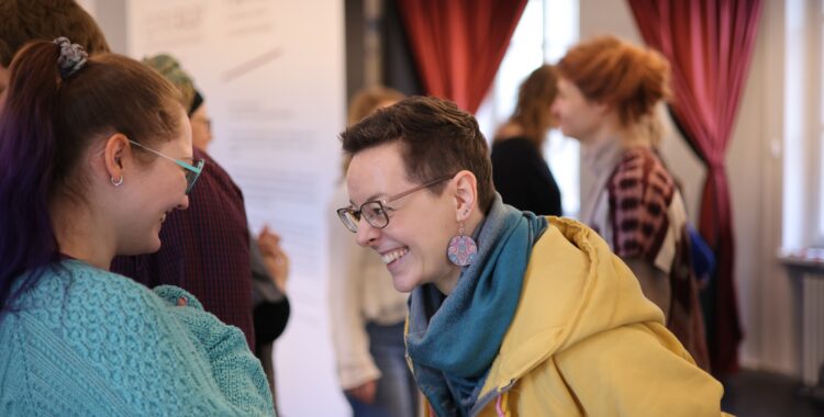 dwie osoby uśmiechają się do siebie